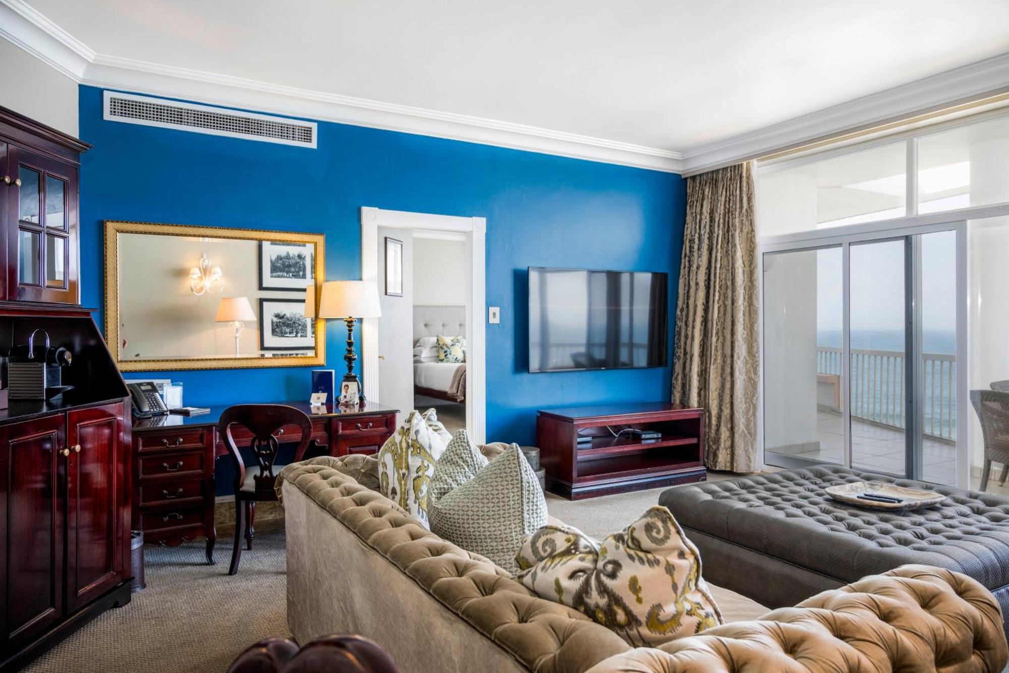 Beverly Hills Дърбан Екстериор снимка A living room in a suite at Trump Ocean Club International Hotel and Tower