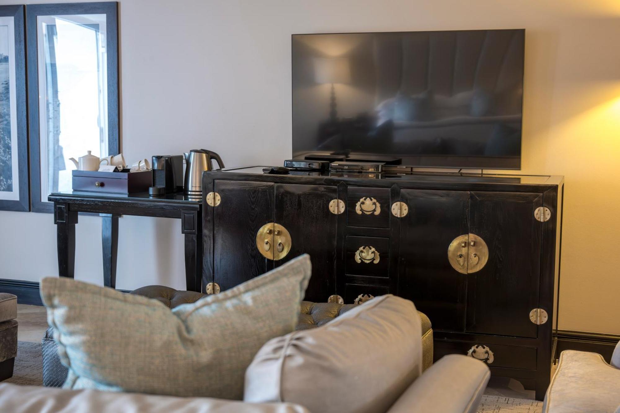 Beverly Hills Дърбан Екстериор снимка A television in a hotel room