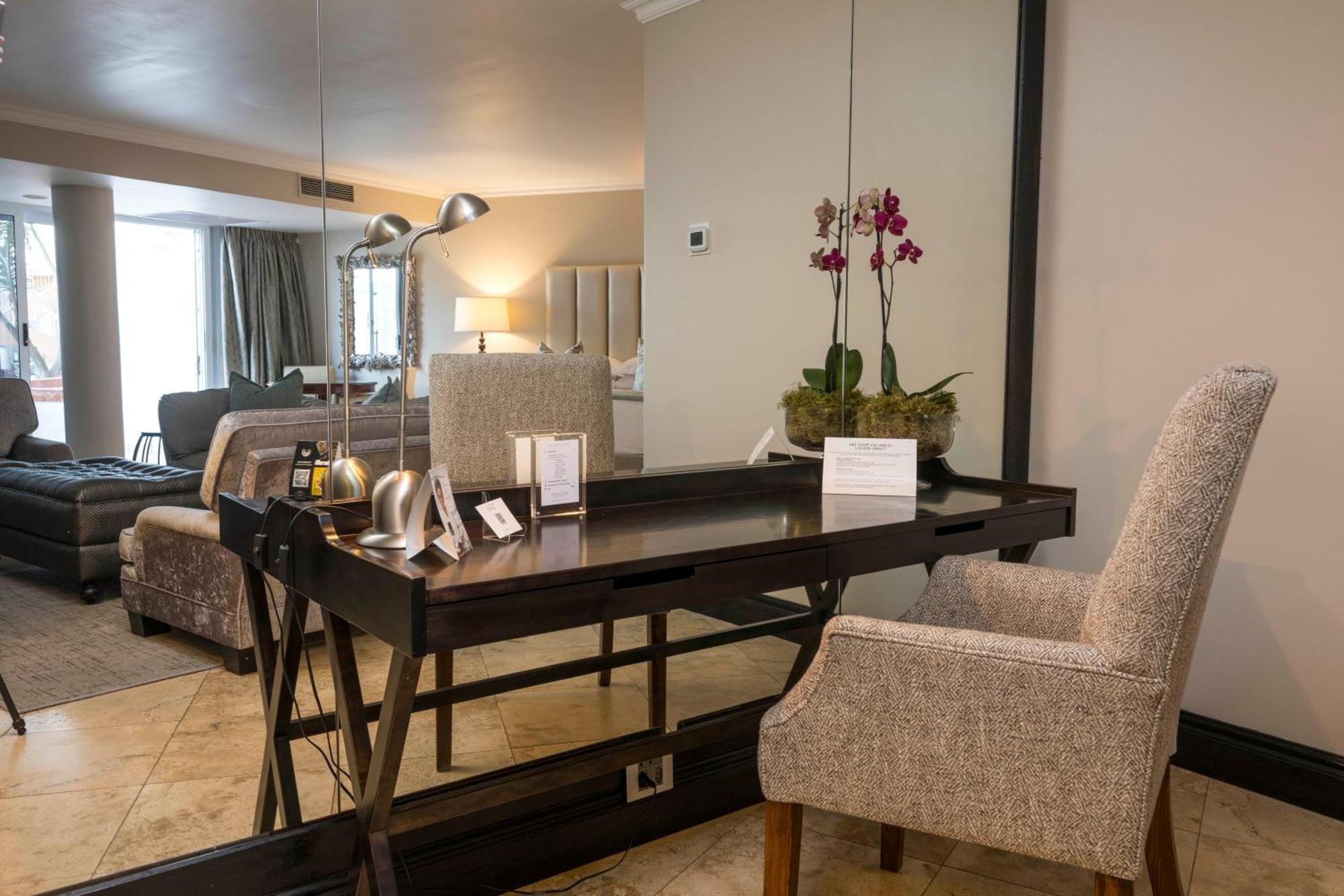 Beverly Hills Дърбан Екстериор снимка A suite at the hotel