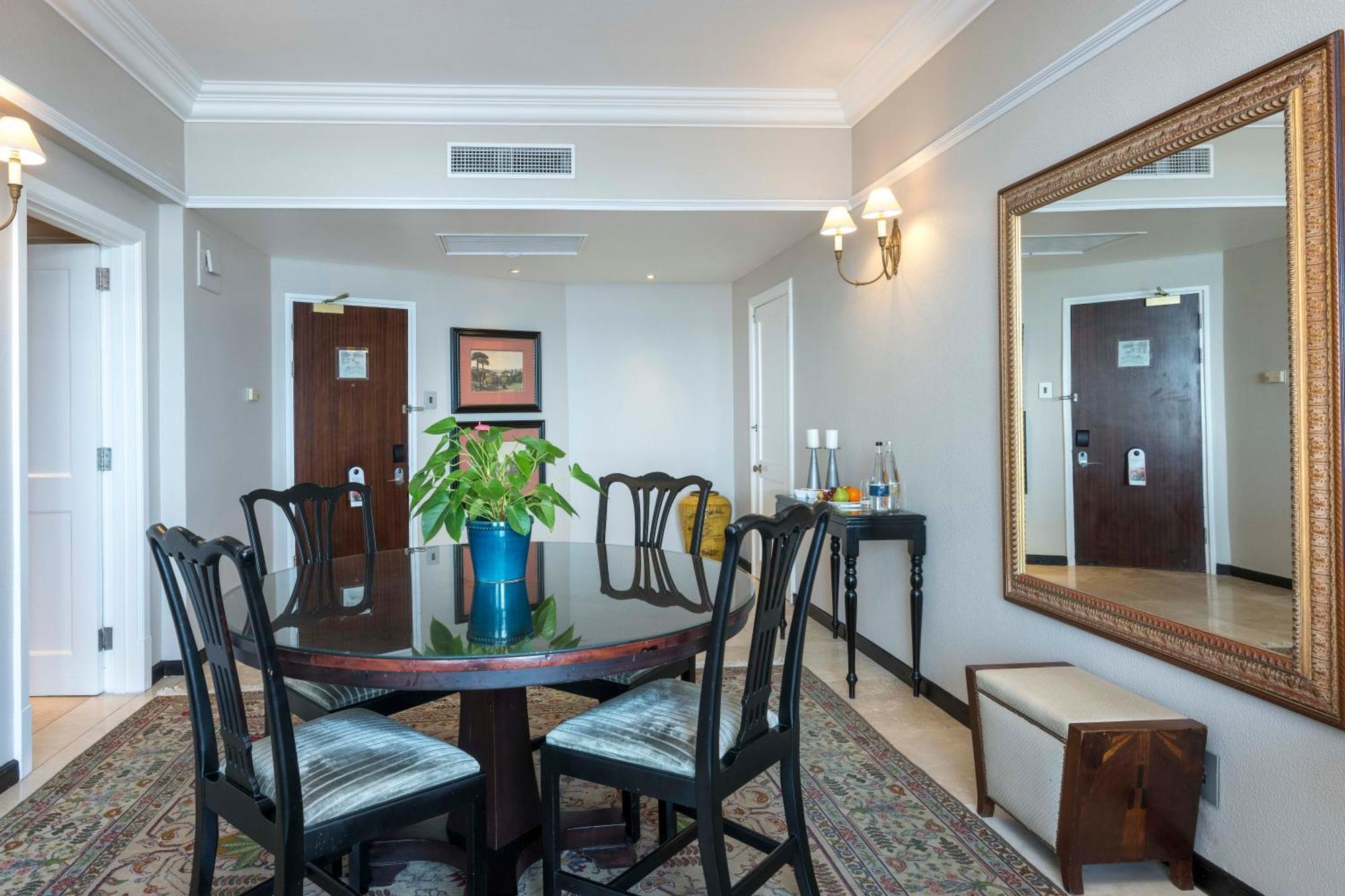 Beverly Hills Дърбан Екстериор снимка A suite at the Hilton