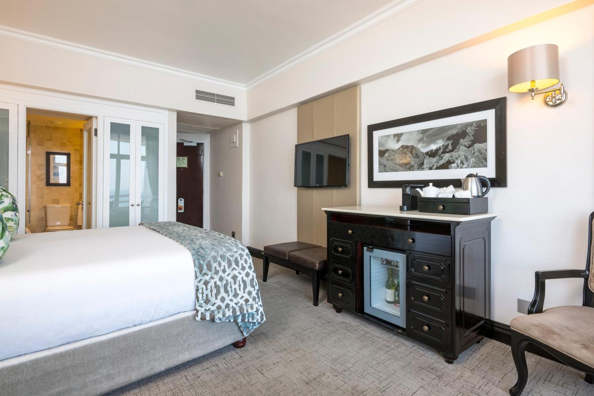 Beverly Hills Дърбан Екстериор снимка A room at the Hilton London Paddington