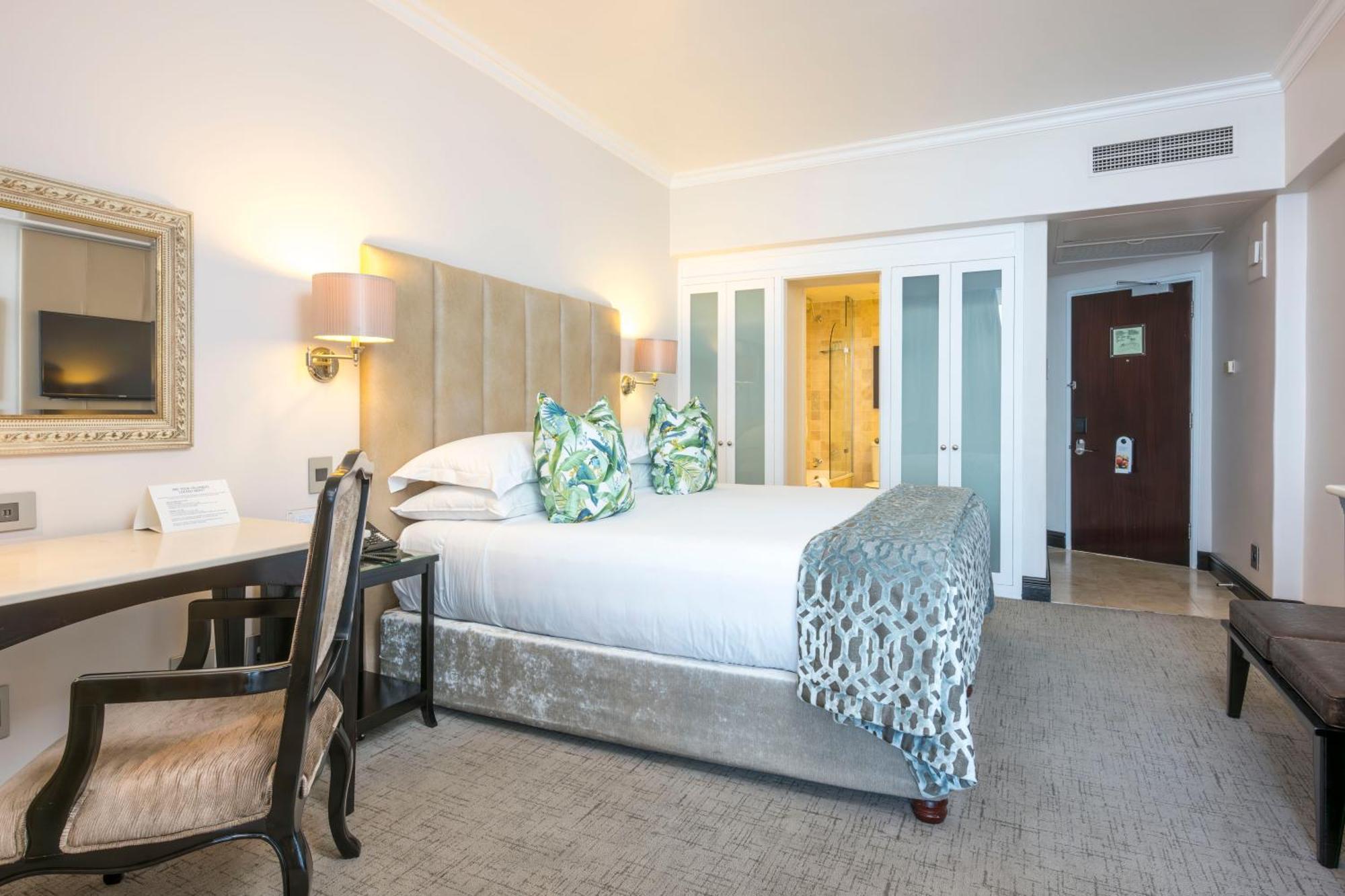 Beverly Hills Дърбан Екстериор снимка A bedroom at the Cape Town Protea Hotel