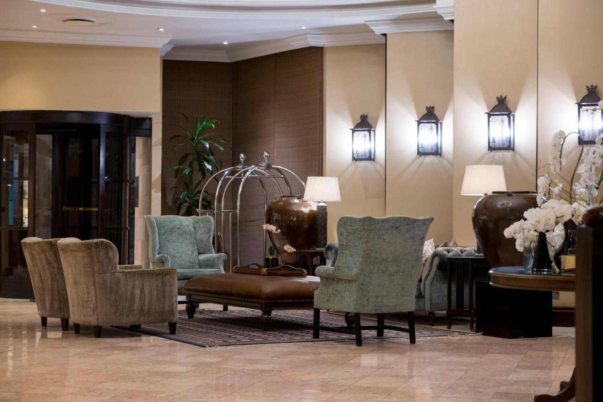 Beverly Hills Дърбан Екстериор снимка The lobby of the Four Seasons Hotel