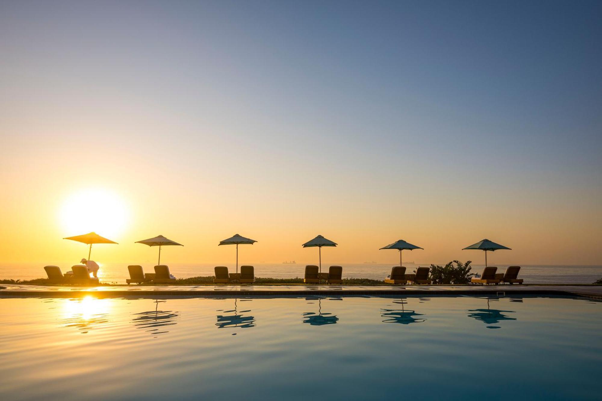 Beverly Hills Дърбан Екстериор снимка Sunset at the pool