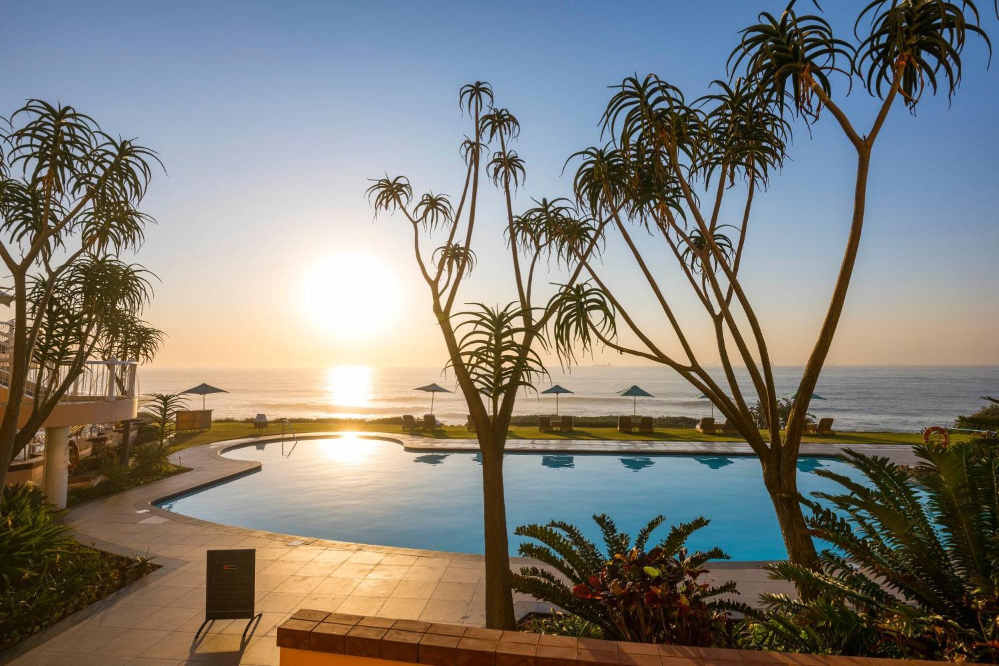 Beverly Hills Дърбан Екстериор снимка Sunset at the pool