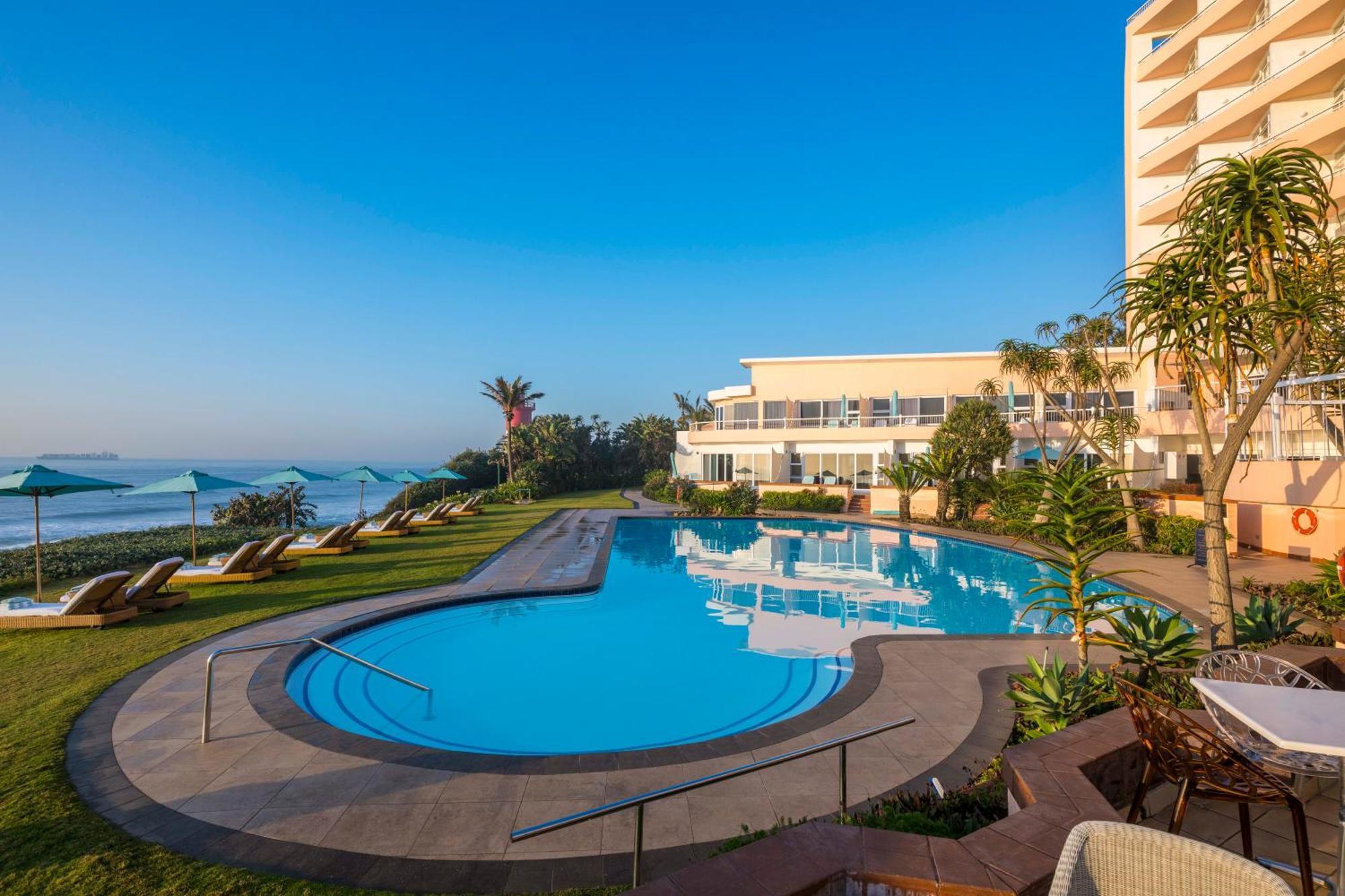 Beverly Hills Дърбан Екстериор снимка The swimming pool at the Hilton Tel Aviv